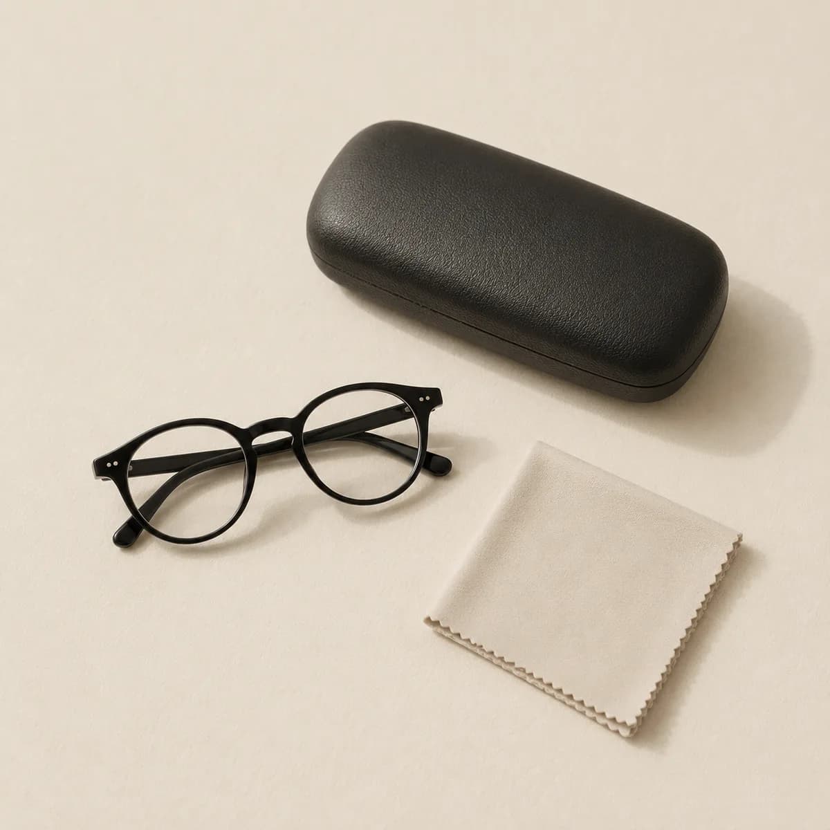 Glasses care: hard case and microfibre cloth